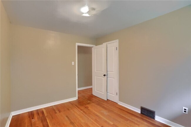 Building Photo - 194 Woodridge Dr