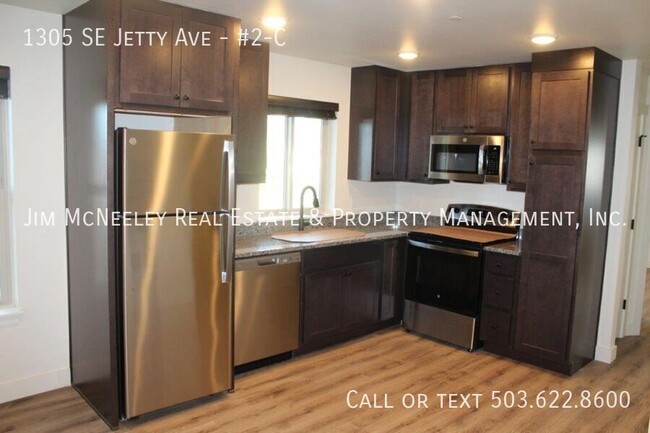 Building Photo - Upper level 2 bed/ 1 bath w/ 1 Assigned Pa...