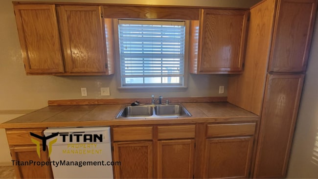 Building Photo - 3 bed/ 2 bath home by Benton River Center