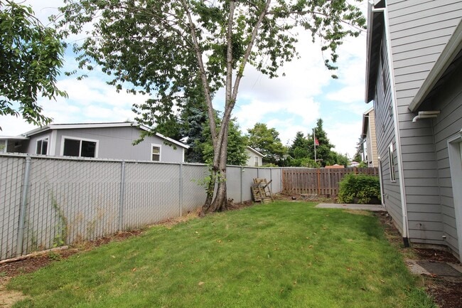 Building Photo - 16255 SE Blooming Ln