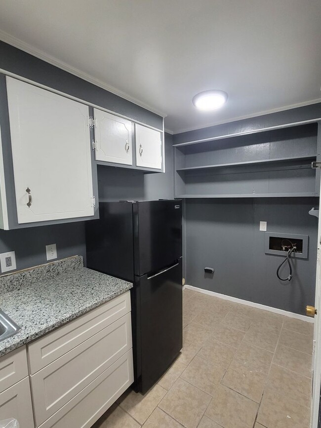 Building Photo - North Columbia