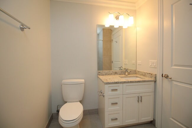 Building Photo - 1609 W Warren Blvd