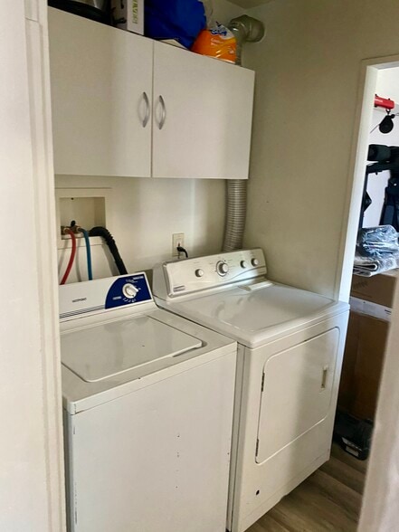 Washer and Dryer in unit - 4937 Hatfield St