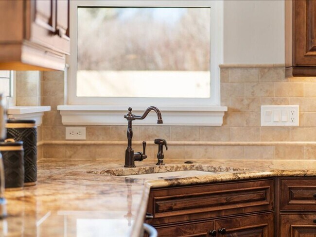 Building Photo - Stunning Tumalo Home on 3.21 Acres with Ca...