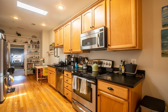 Building Photo - Sunny 2 BR/2 BA Condo in Columbia Heights!