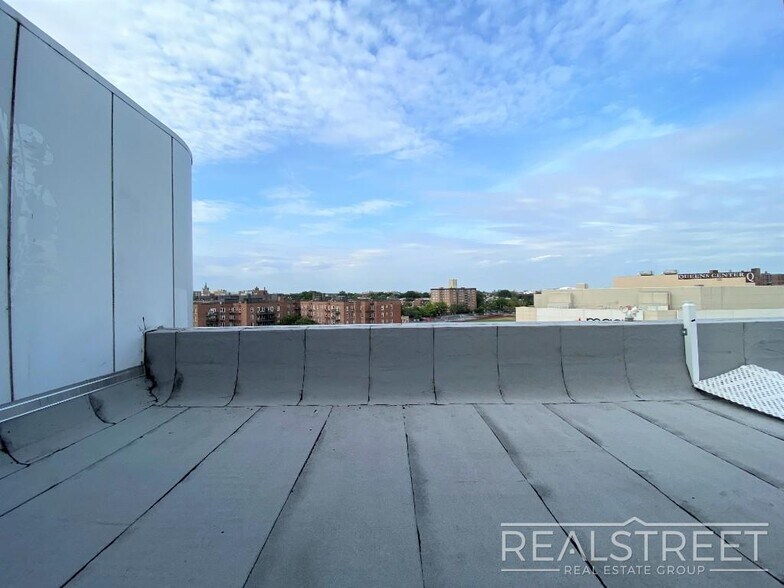 Building Photo - LUXURY PENTHOUSE 2 BR Loft WITH PRIVATE ROOF DECK in Queens! + 1 MONTH FREE!