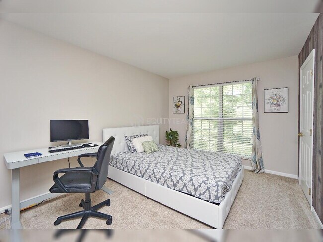 Building Photo - 6275 Hummingbird Dr
