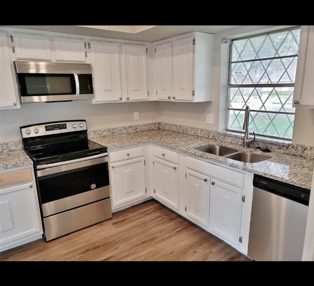 Building Photo - 2752 Meadow Isle Ln