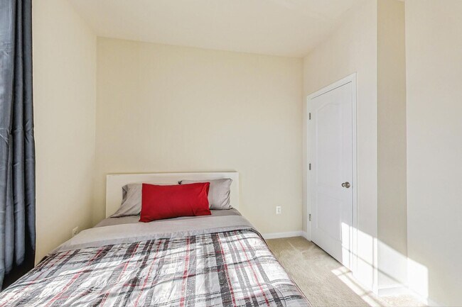 Building Photo - *Coming Soon* 3 bedroom, 2.5 bath Luxury Townhome in Market Square Subdivision!