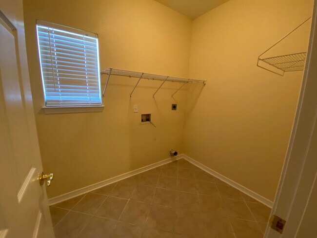 Building Photo - Expansive Home in the Desirable "The Hammo...
