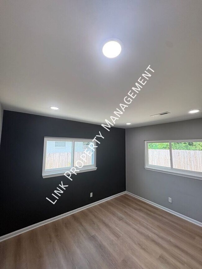 Building Photo - 123 Sequoia Dr