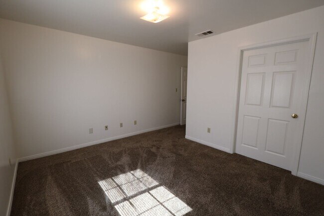 Building Photo - Spacious 3-Bedroom Duplex with Private Patio – North Bakersfield
