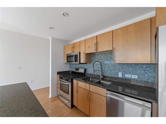 Building Photo - 929 Portland Ave