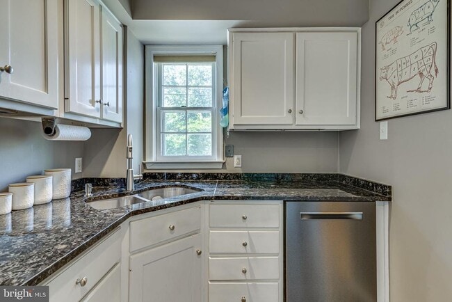 Building Photo - 912 Green St