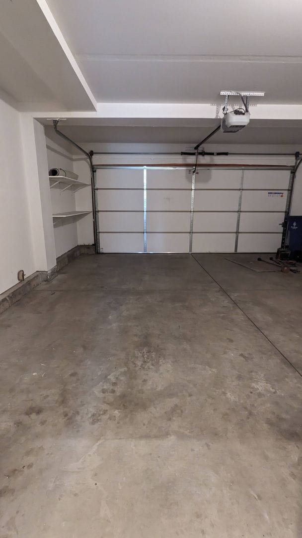 Building Photo - 3 BED/2.5 BATH END UNIT TOWNHOME W/PATIO & 2-CAR GARAGE!