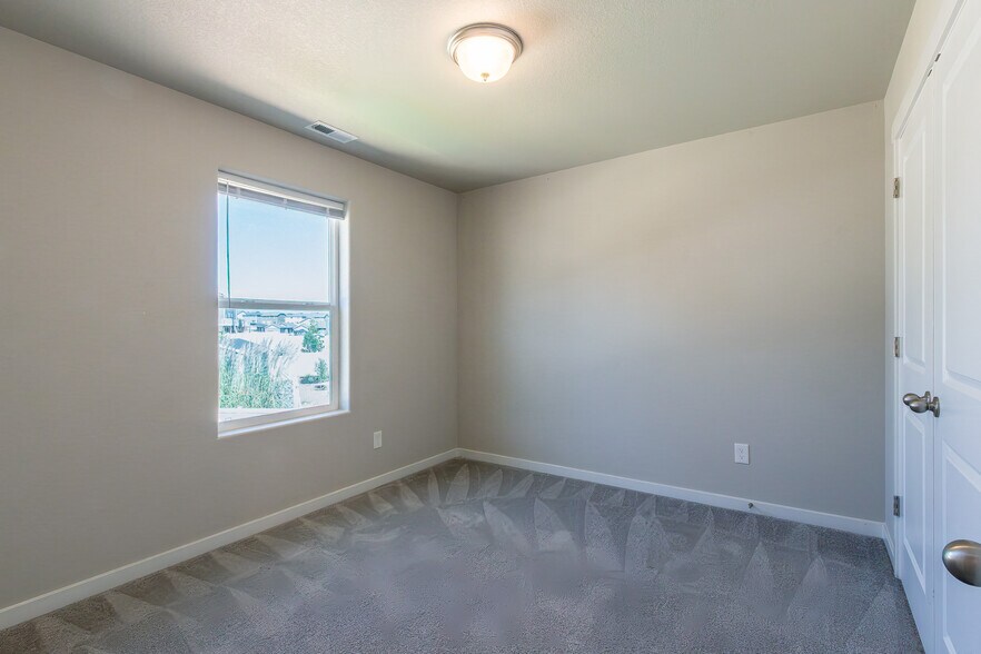 Building Photo - 8136 Lookout Ct