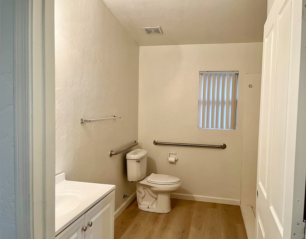 Building Photo - 4454 E 3rd St