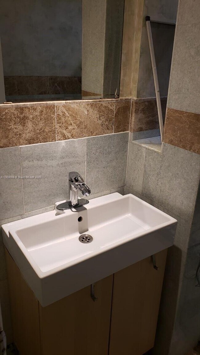 Building Photo - 1100 NE 1st Ct