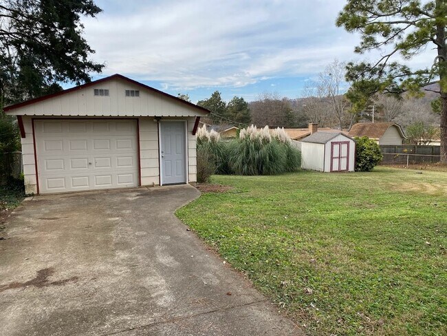 Building Photo - 2103 Chambers Dr NE