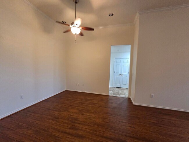 Building Photo - FOR LEASE!!