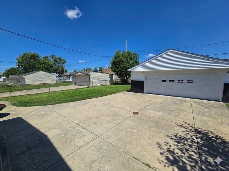 Building Photo - 6455 Almont Dr