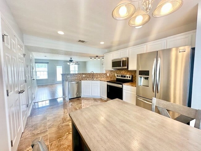 Building Photo - Welcome Home! Rare 3 Bedroom 2.5 Bath Town...