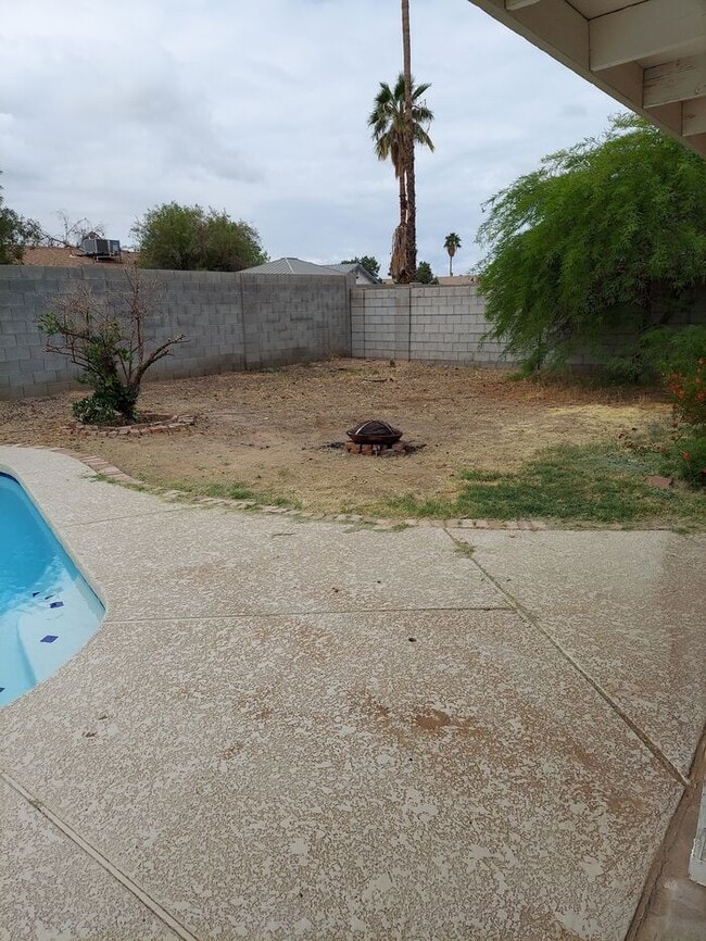 Building Photo - 2 bedroom, 1 bath with pool