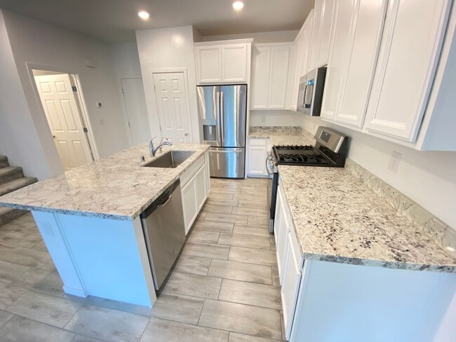 Building Photo - Gorgeous 2Bed/2.5Bath/2Car Townhome located in Gated Community in Henderson