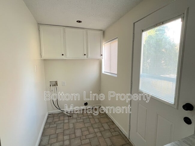 Building Photo - 118 Nat Barber Ave