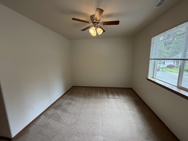 Building Photo - 3 Bedroom / 1.5 Bathroom Duplex Unit - Nearby Transportation, Milwaukie Marketplace and King Road...