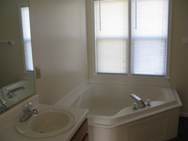 Building Photo - 8100 Cypresstree Ln