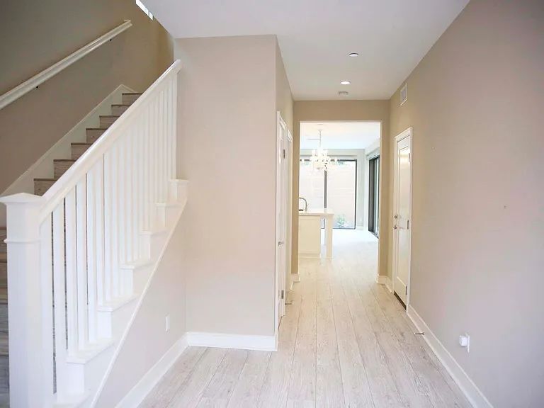 Building Photo - 118 Della