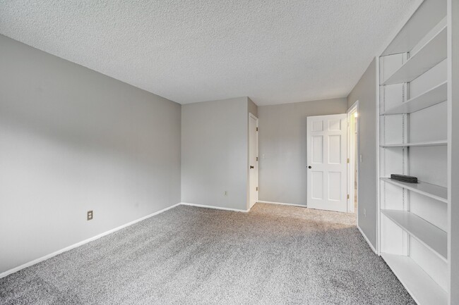 Building Photo - $2,495 2 Bed, 2 Bath Townhome in Aurora wi...