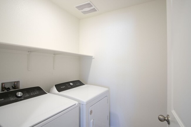 Building Photo - Beautiful Home in Manteca off of the 99, P...