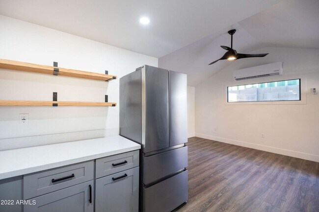 Building Photo - 326 N 17th Dr