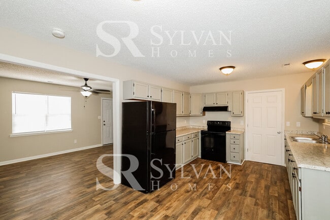 Building Photo - Cute, cozy and comfortable