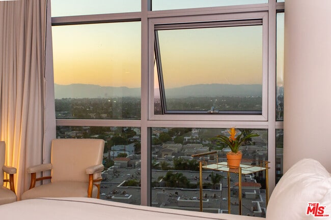 Building Photo - 13700 Marina Pointe Dr