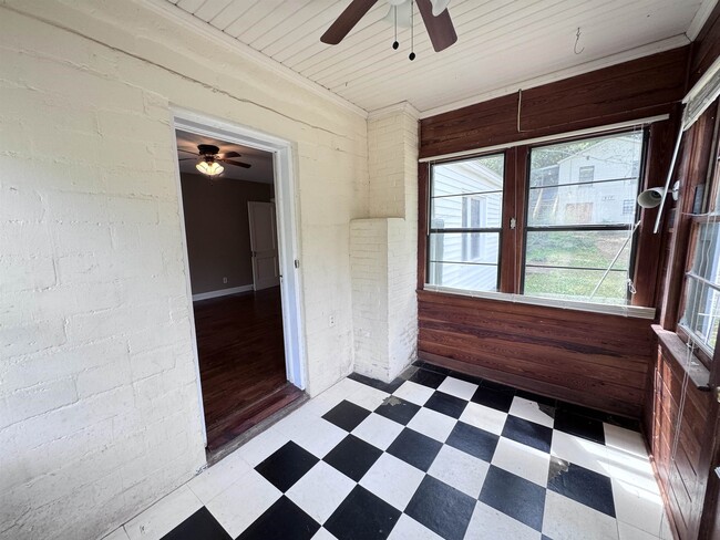 Building Photo - 819 N Forest Dr