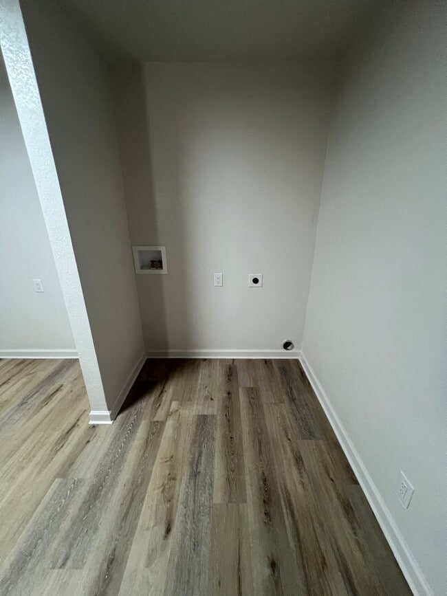 Building Photo - 4-bedroom, 1.5-bathroom rent house located...