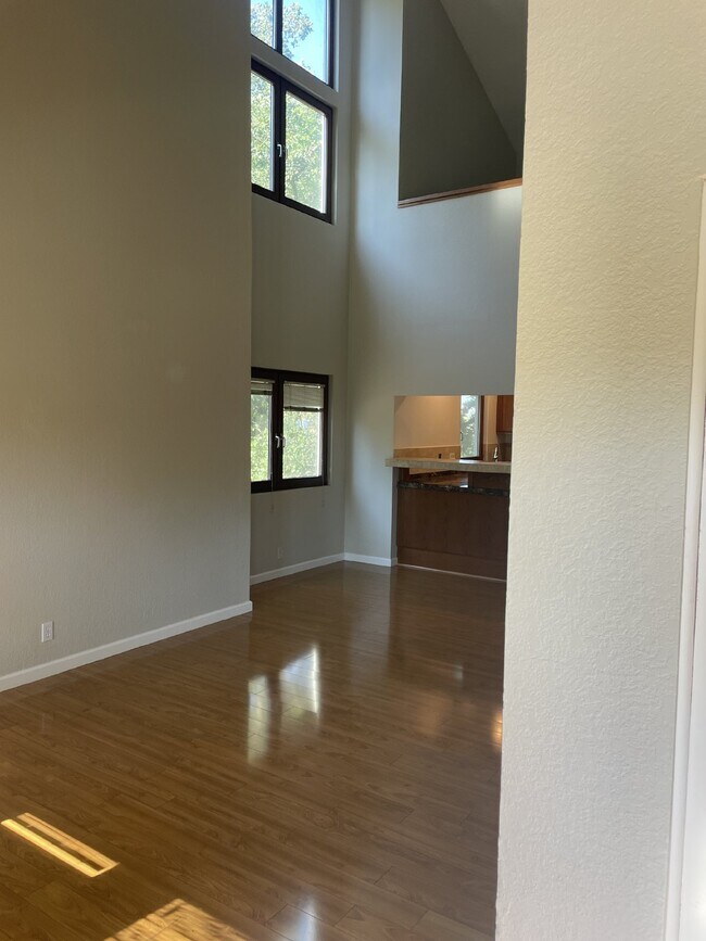 Building Photo - 100 Suntree Ln