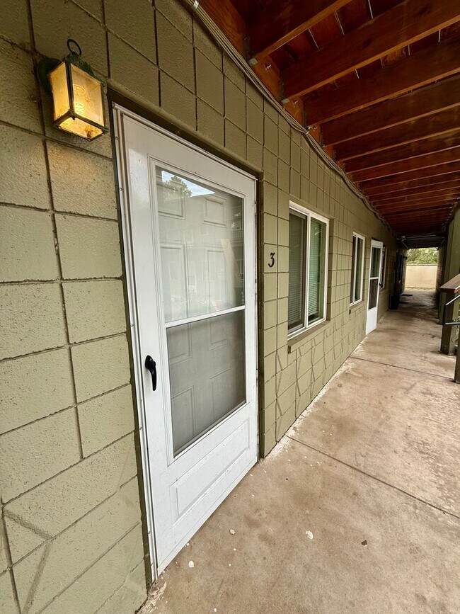 Building Photo - 509 S Bryan Ave