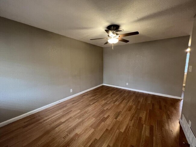 Building Photo - 806 Sandy Ct