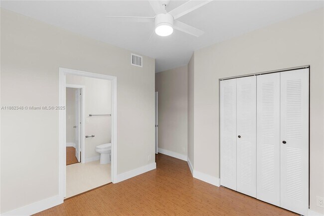 Building Photo - 1081 Sorrento Dr