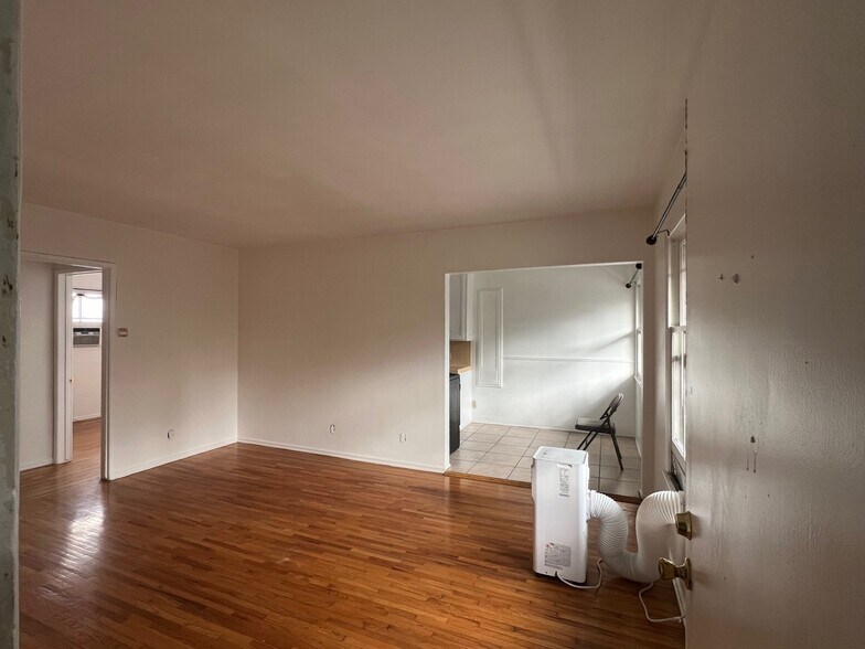 Building Photo - 873 N Hoover St