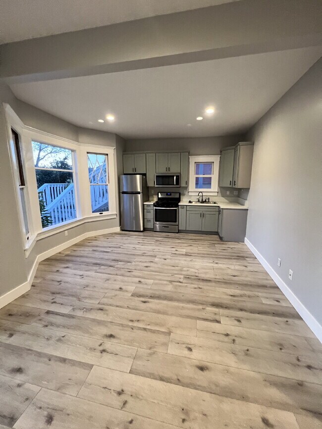 Building Photo - Fully renovated 2bed/1bath with private, gated porch, in-unit washer/dryer!