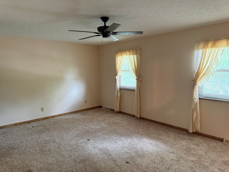 Building Photo - 4669 Pinehurst Dr