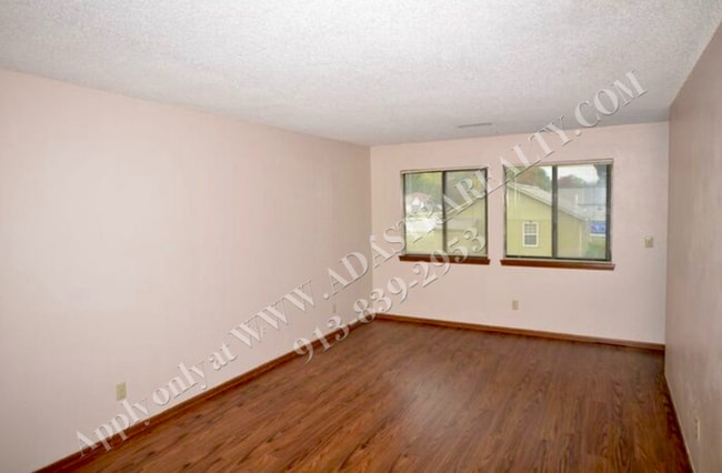 Building Photo - Beautiful 2 Bed 1 Bath Unit in Raymore-Coming SOON!!