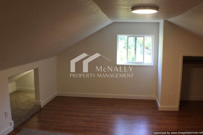 Building Photo - Newly Remodeled 3 bedroom home with Oversi...