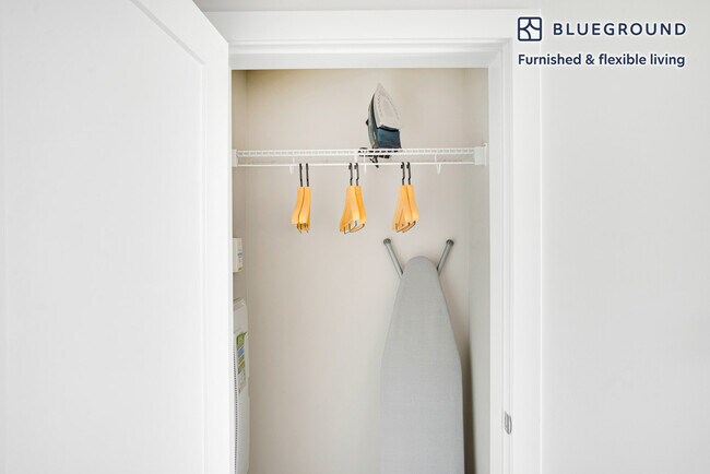 Building Photo - 985 Albion St