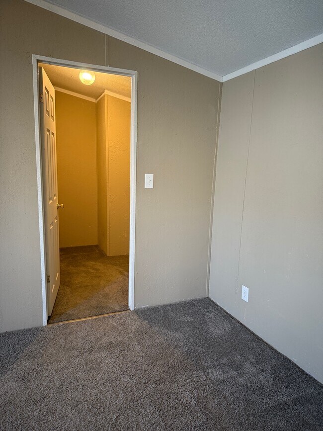 Building Photo - 204 E 1st St